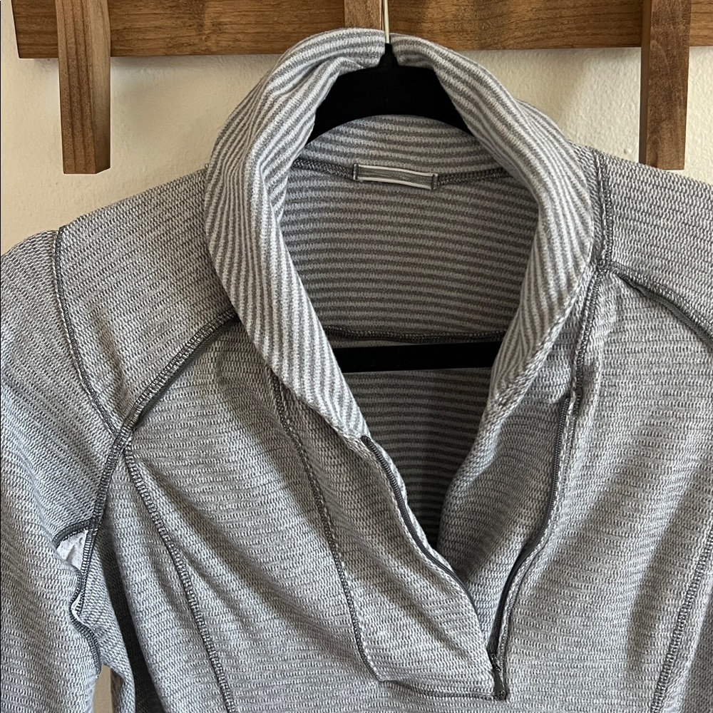 Lululemon stretch long sleeve, size 8 - Picture 5 of 7